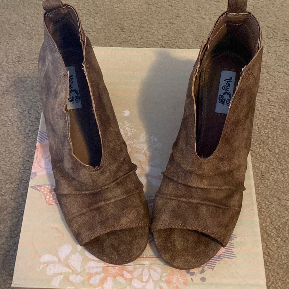 Very G tan peep toe shoes